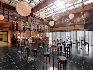 4 bars-salons, bar attenant Ă la piscine