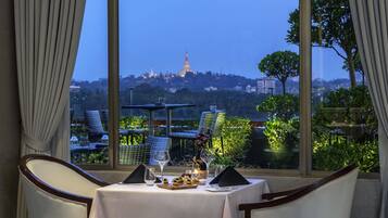 3 restaurants, lunch, dinner served; international cuisine