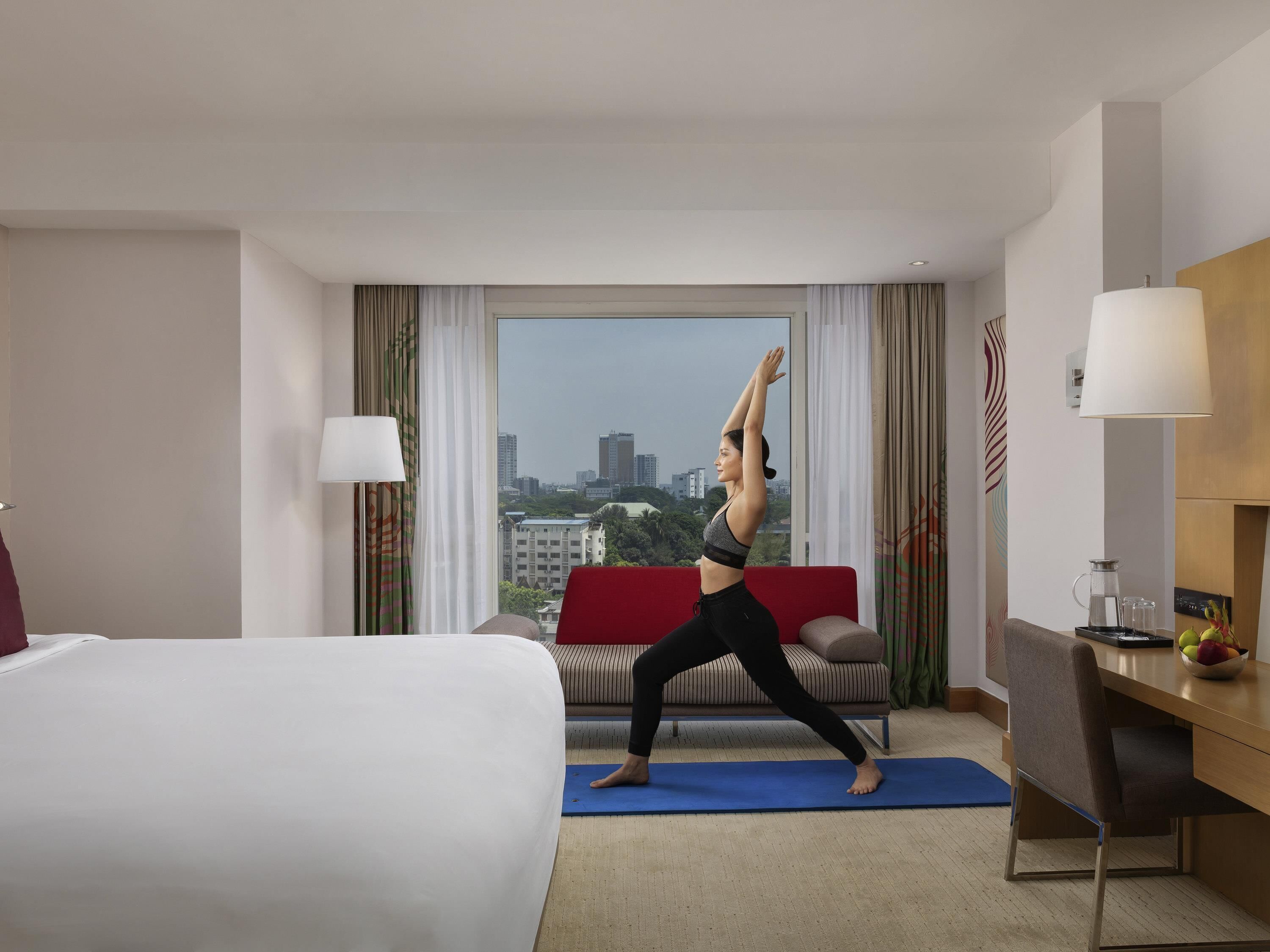 Minibar, caja de seguridad en la habitación y escritorio 