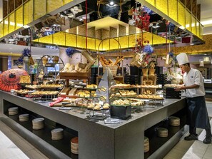 3 间餐厅，供应午餐和晚餐