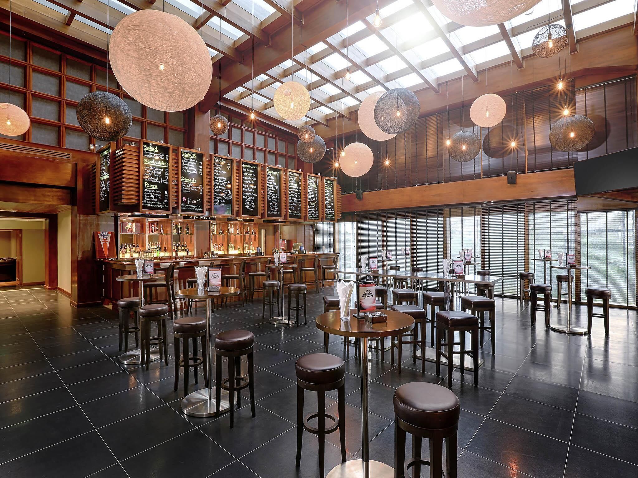 4 quầy bar/khu lounge, quầy bar bên hồ bơi 