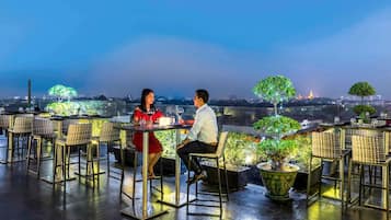 4 bars/lounges, poolside bar