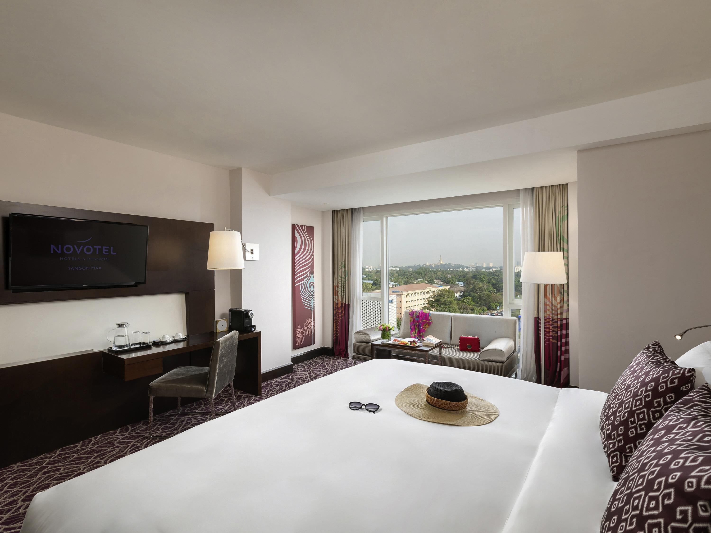 Luxury Executive King Bed Rooms with access to Lounge, Cocktail hour, & Superior amenities | Coffre-fort, bureau, espace de travail pour ordinateurs portables