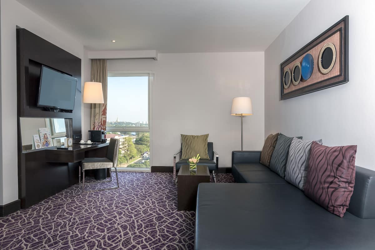 Luxurious Executive Suite Room with Separate li ving area, Sofa, Bath tub and Rain Shower | Wohnzimmer