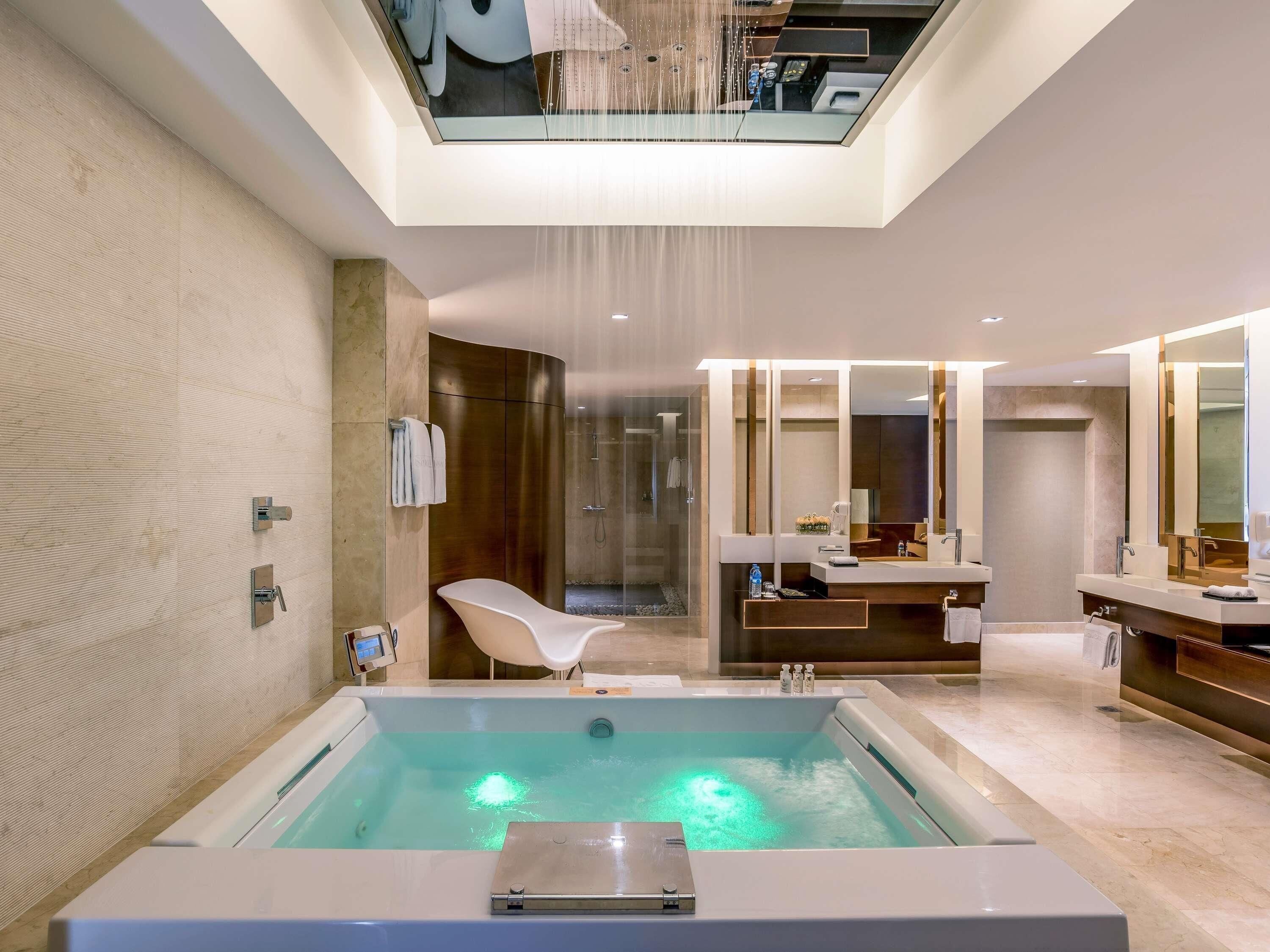 Suite Premier | Minibar, caja de seguridad en la habitación y escritorio 