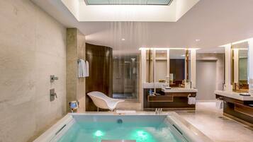 Suite Premier | Minibar, caja de seguridad en la habitación y escritorio