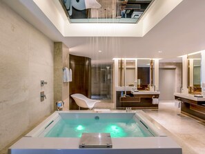 Premier-Suite | Minibar, Zimmersafe, Schreibtisch, laptopgeeigneter Arbeitsplatz