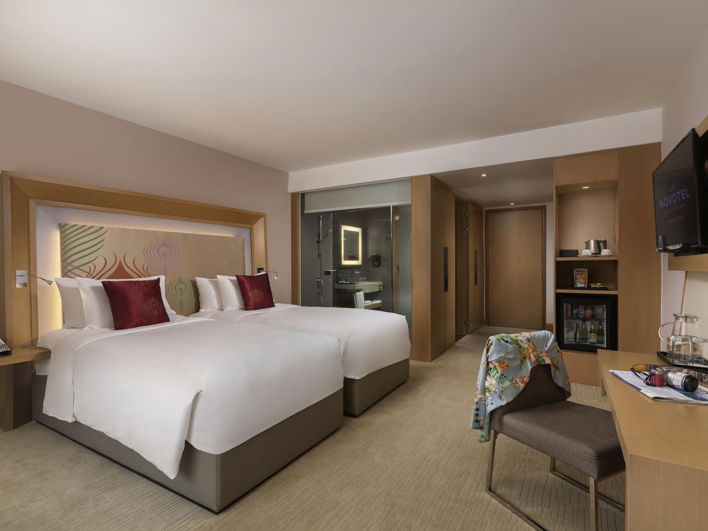 Minibar, caja de seguridad en la habitación y escritorio 