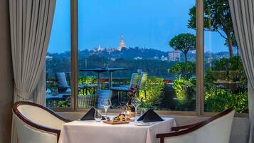 3 restaurants; ze serveren er lunch en diner