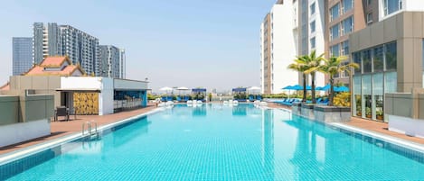 4 bars/lounges, poolside bar