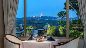 3 restaurants; lunch and dinner served