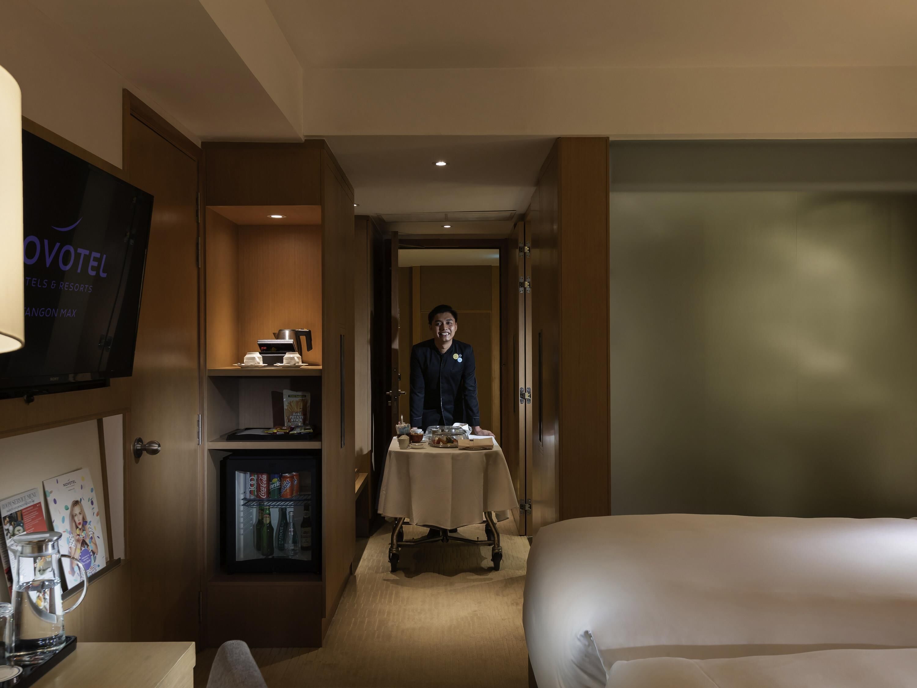 Una cassaforte in camera, una scrivania, postazione laptop