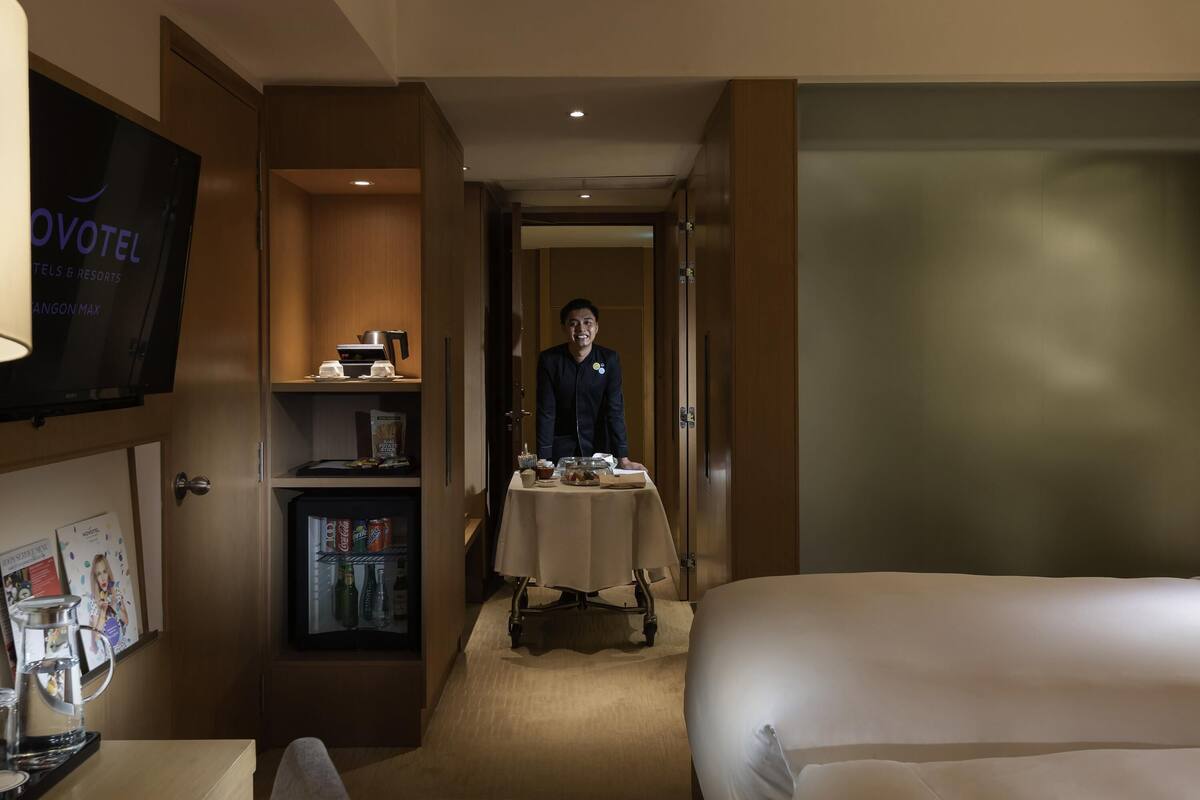 Una cassaforte in camera, una scrivania, postazione laptop