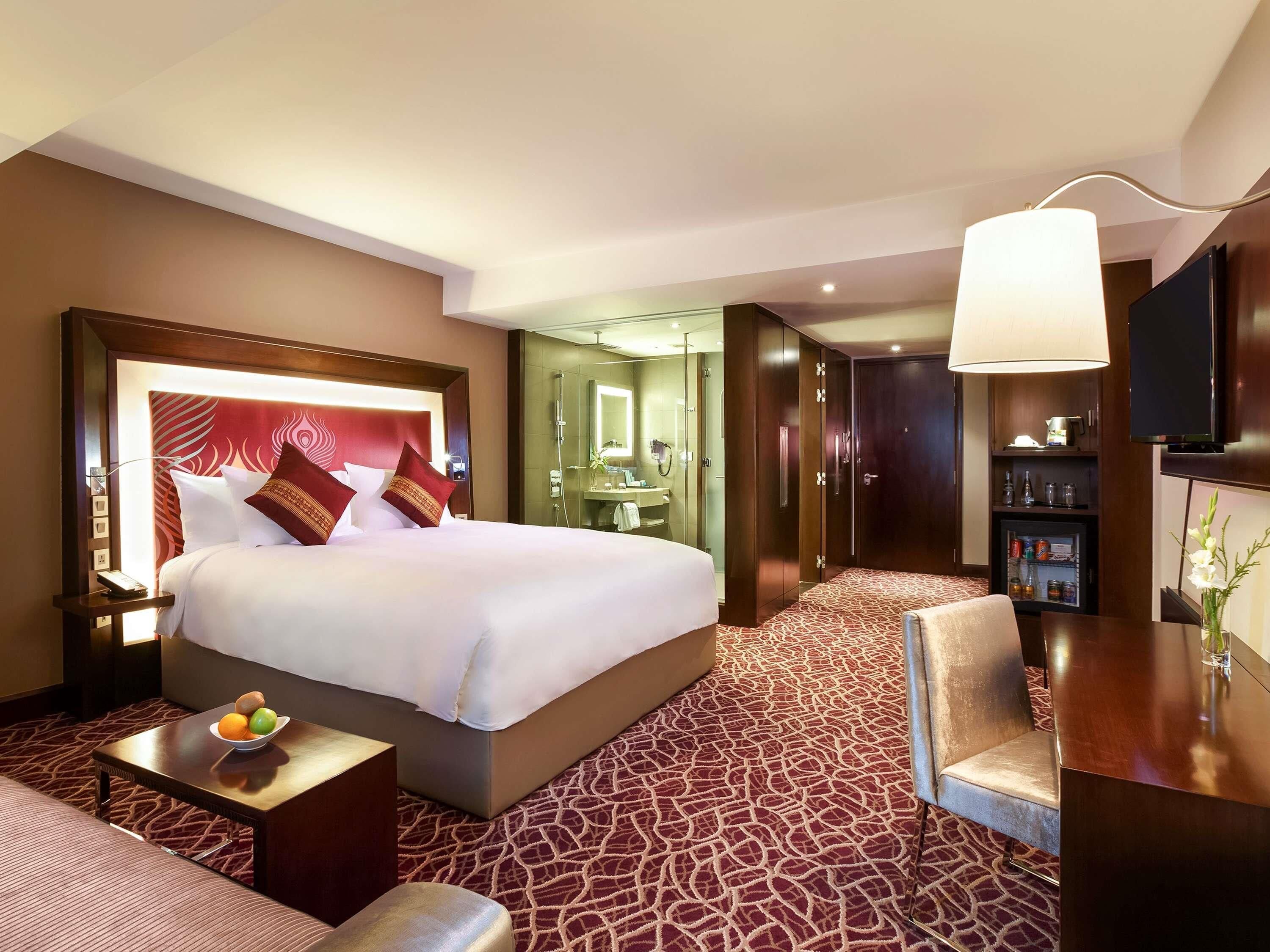 Luxurious Executive Suite Room with Separate li ving area, Sofa, Bath tub and Rain Shower | Minibar, in-room safe, desk, laptop workspace