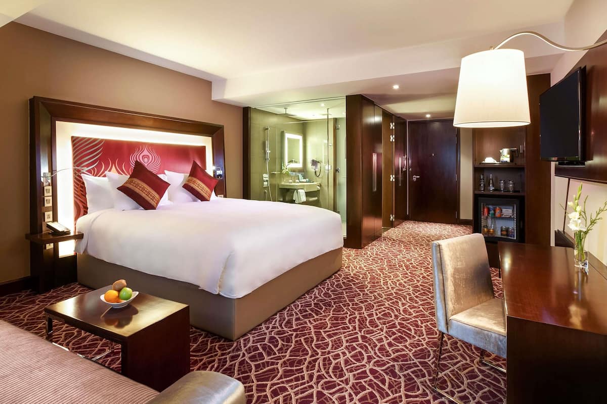 Luxurious Executive Suite Room with Separate li ving area, Sofa, Bath tub and Rain Shower | Minibar, in-room safe, desk, laptop workspace