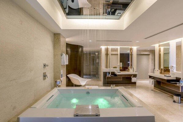 Suite presidencial | Baño | Tina con regadera, regadera tipo lluvia, amenidades de baño ecológicas 