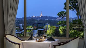 3 restaurants, lunch, dinner served; international cuisine