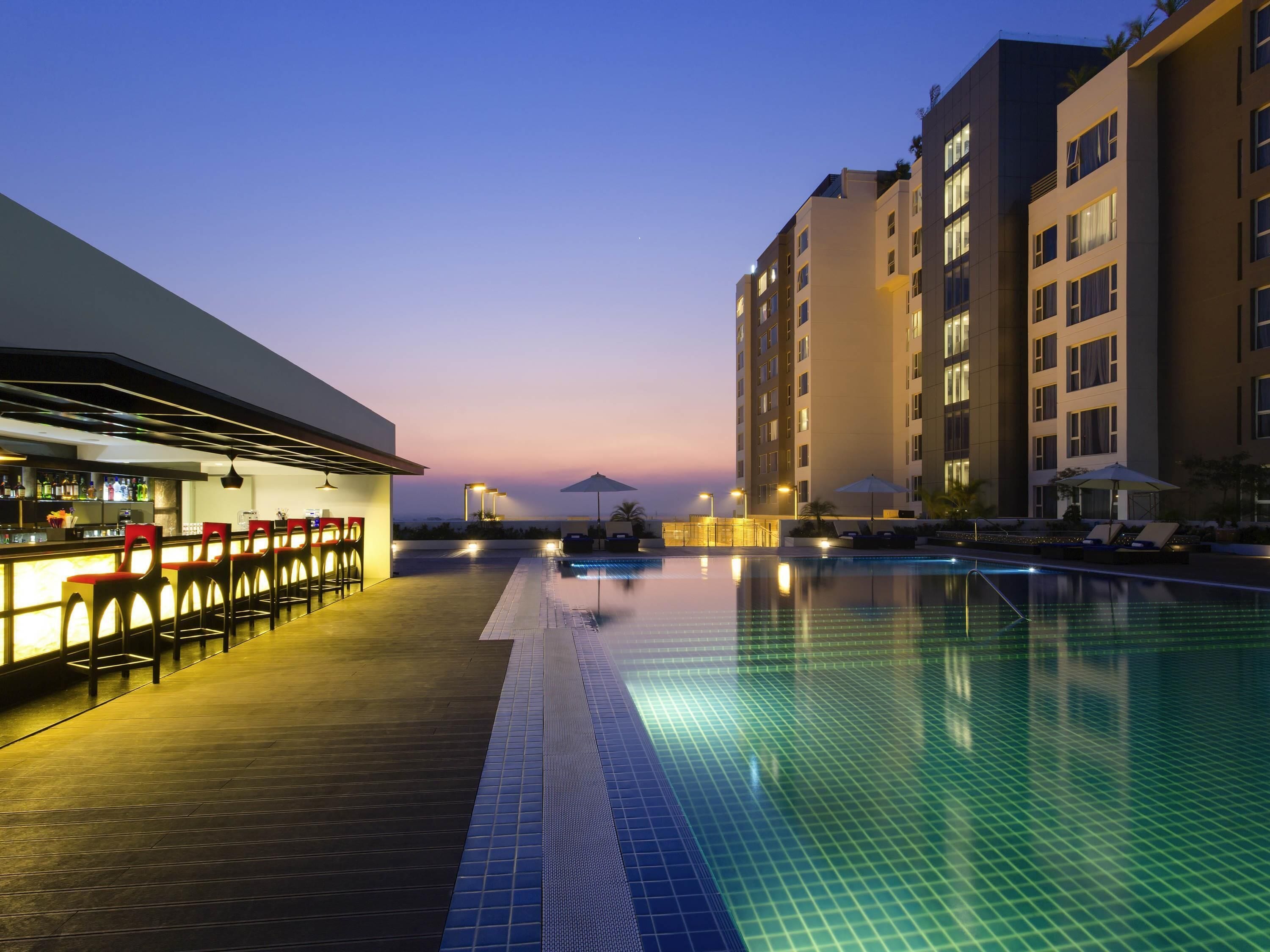 4 bars/lounges, poolside bar