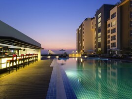 4 bares, bar junto a la piscina