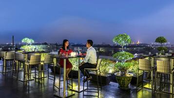 3 restaurantes; se sirve almuerzo y cena; cocina internacional