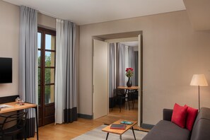 Dundyner, safe på rommet, skrivebord og lydisolert