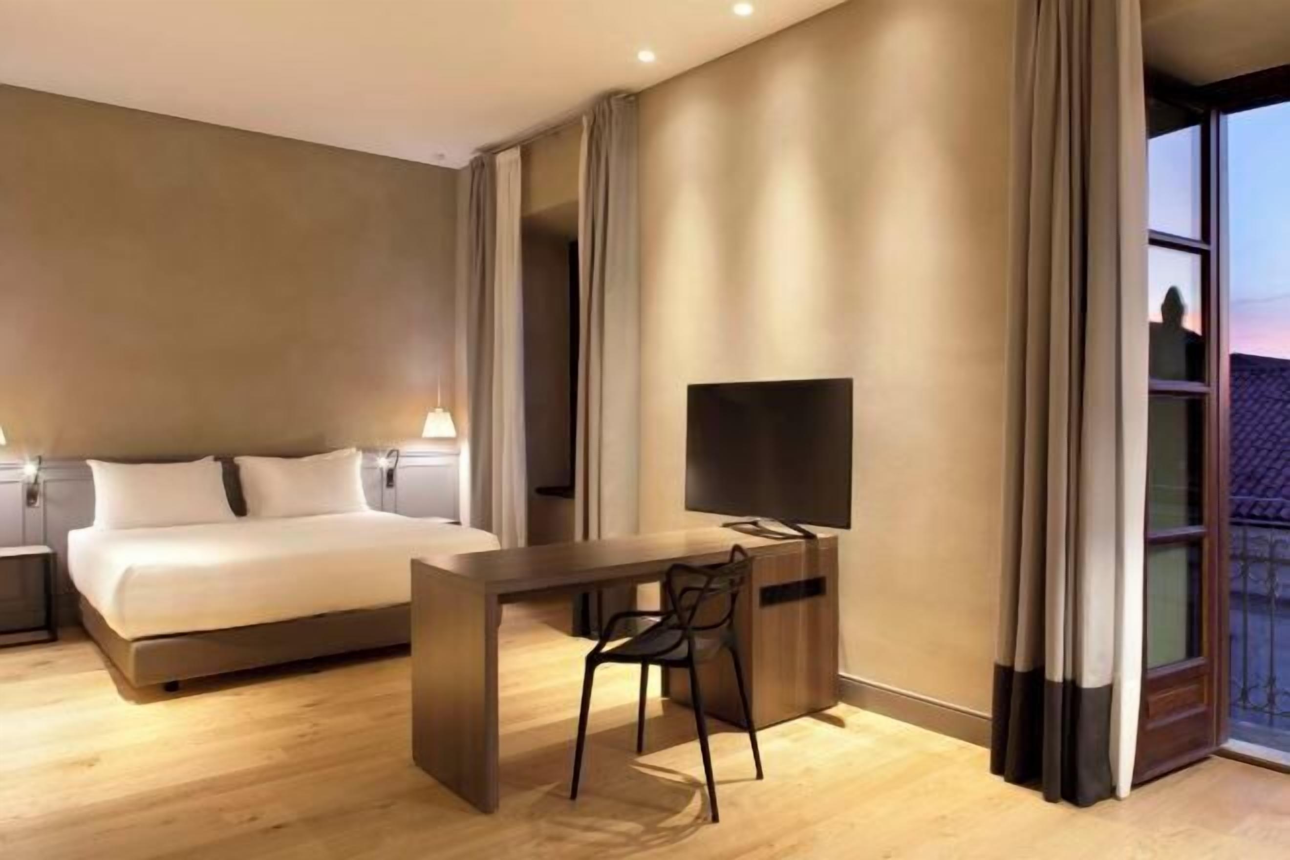 Down comforters, in-room safe, desk, soundproofing
