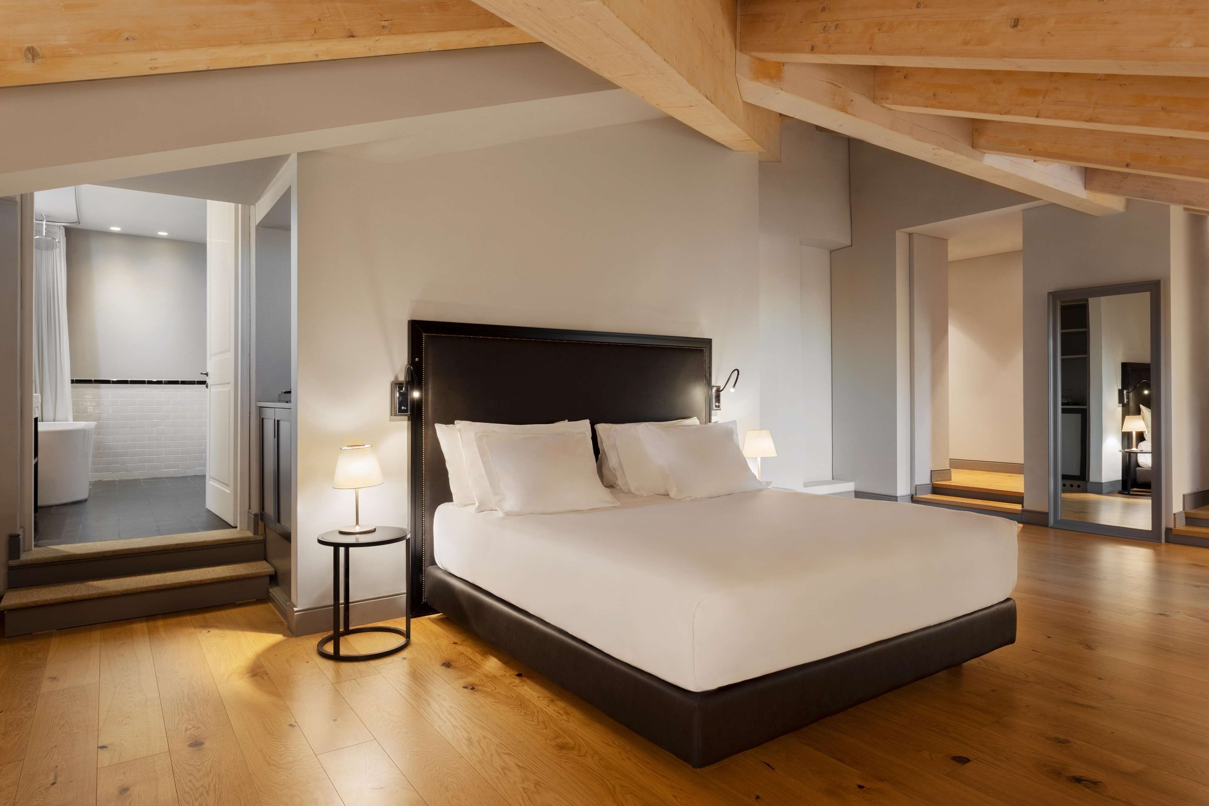 Edredons de pluma, cofres nos quartos, escrivaninha