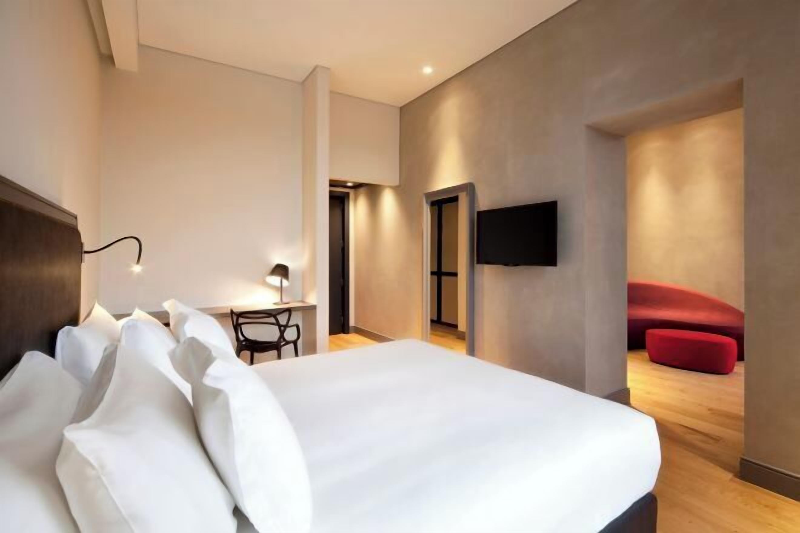 Down comforters, in-room safe, desk, soundproofing