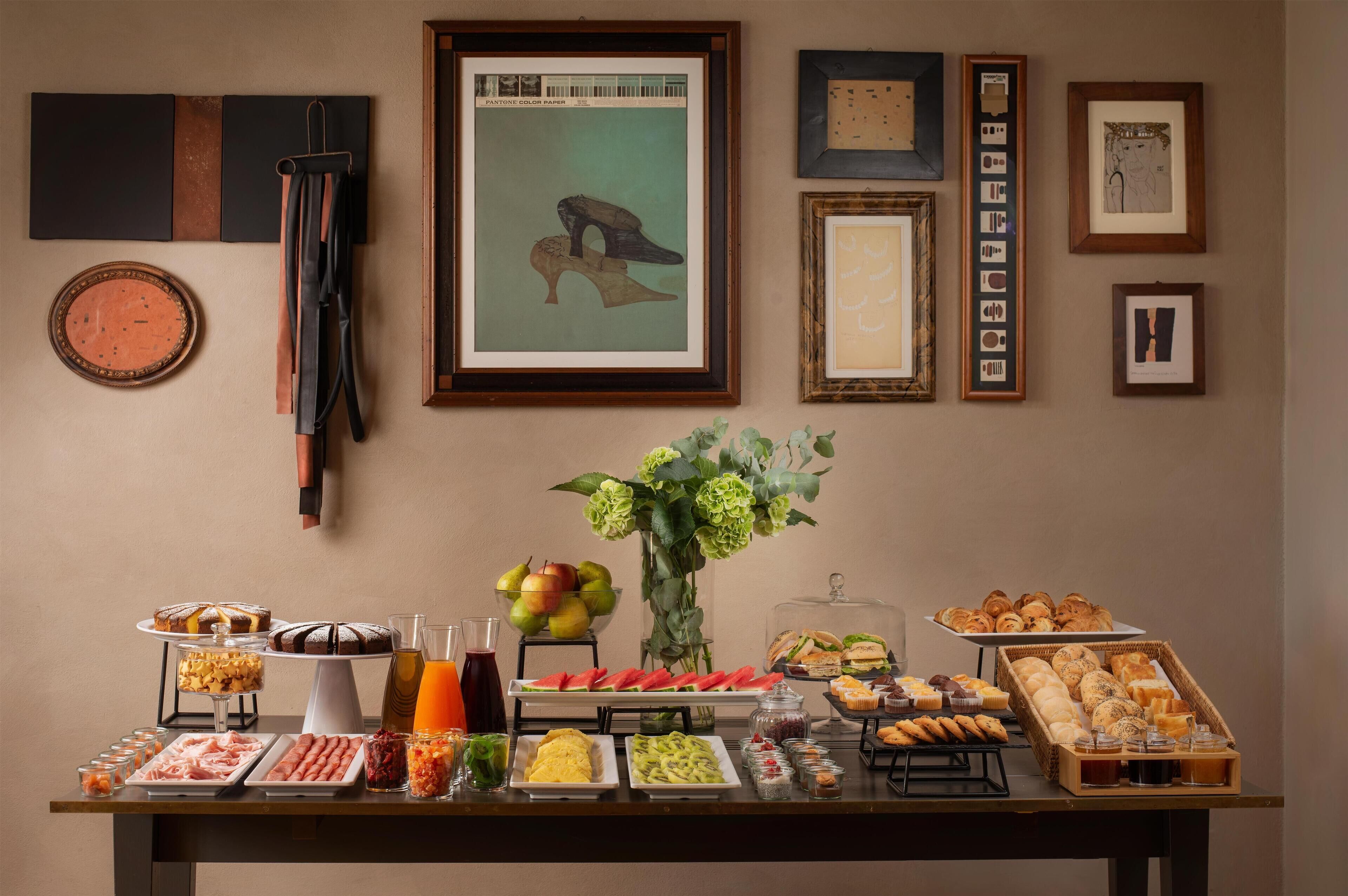 Ein reichhaltiges Buffet mit verschiedenen Speisen und ein gerahmtes Kunstwerk an der Wand.
