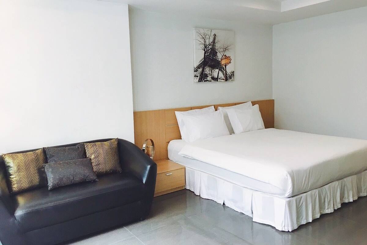 Kamar Deluks | Minibar, meja kerja, dan Wi-Fi gratis