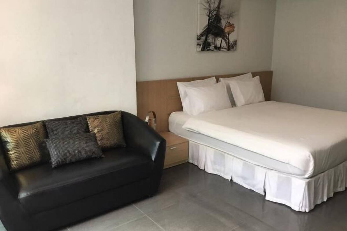 Minibar, meja kerja, dan Wi-Fi gratis