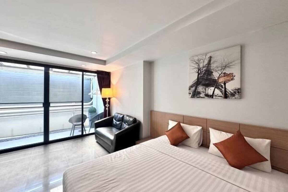 Minibar, meja kerja, dan Wi-Fi gratis