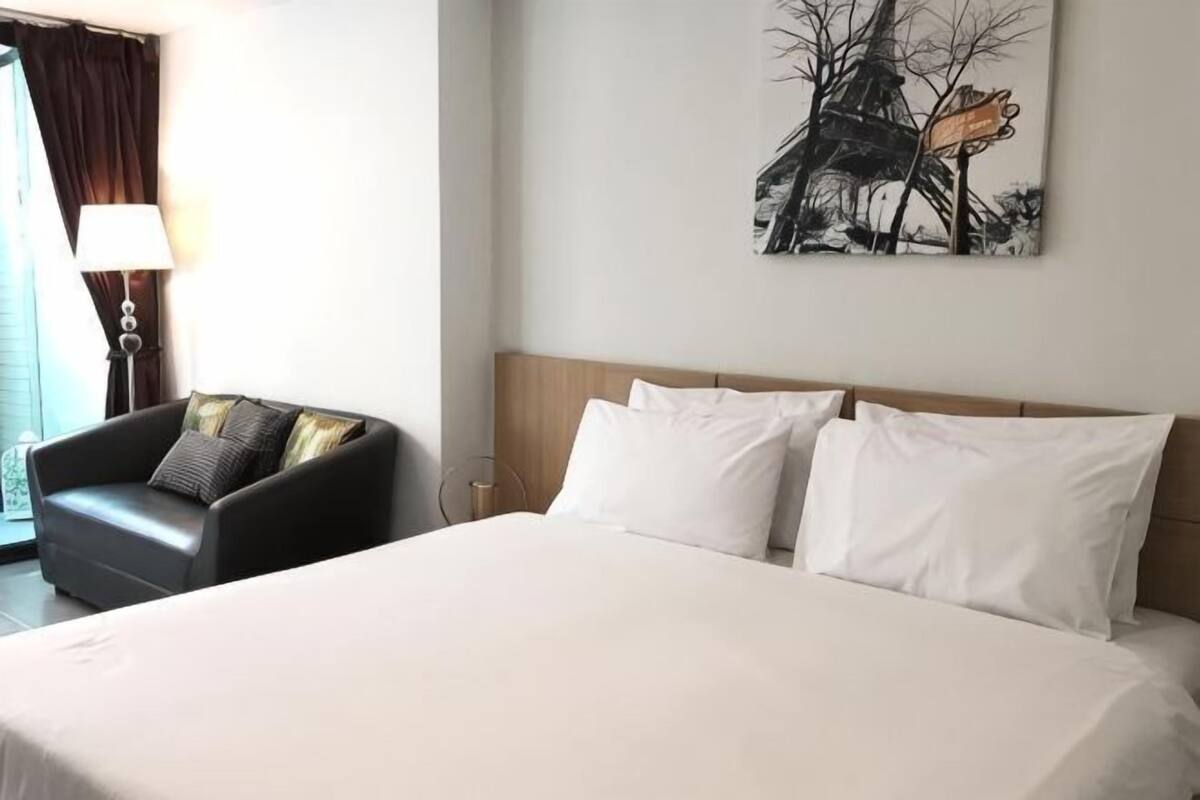 Minibar, meja kerja, dan Wi-Fi gratis