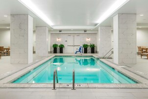 Una piscina techada, sillones reclinables de piscina