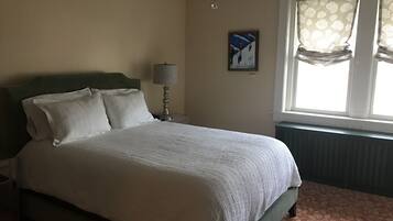 Room, 1 Queen Bed | Free WiFi, bed sheets