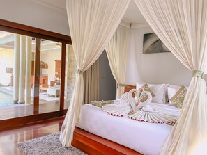 One-bedroom Royal Pool Villa | Minibar, värdeförvaringsskåp på rummet och skrivbord