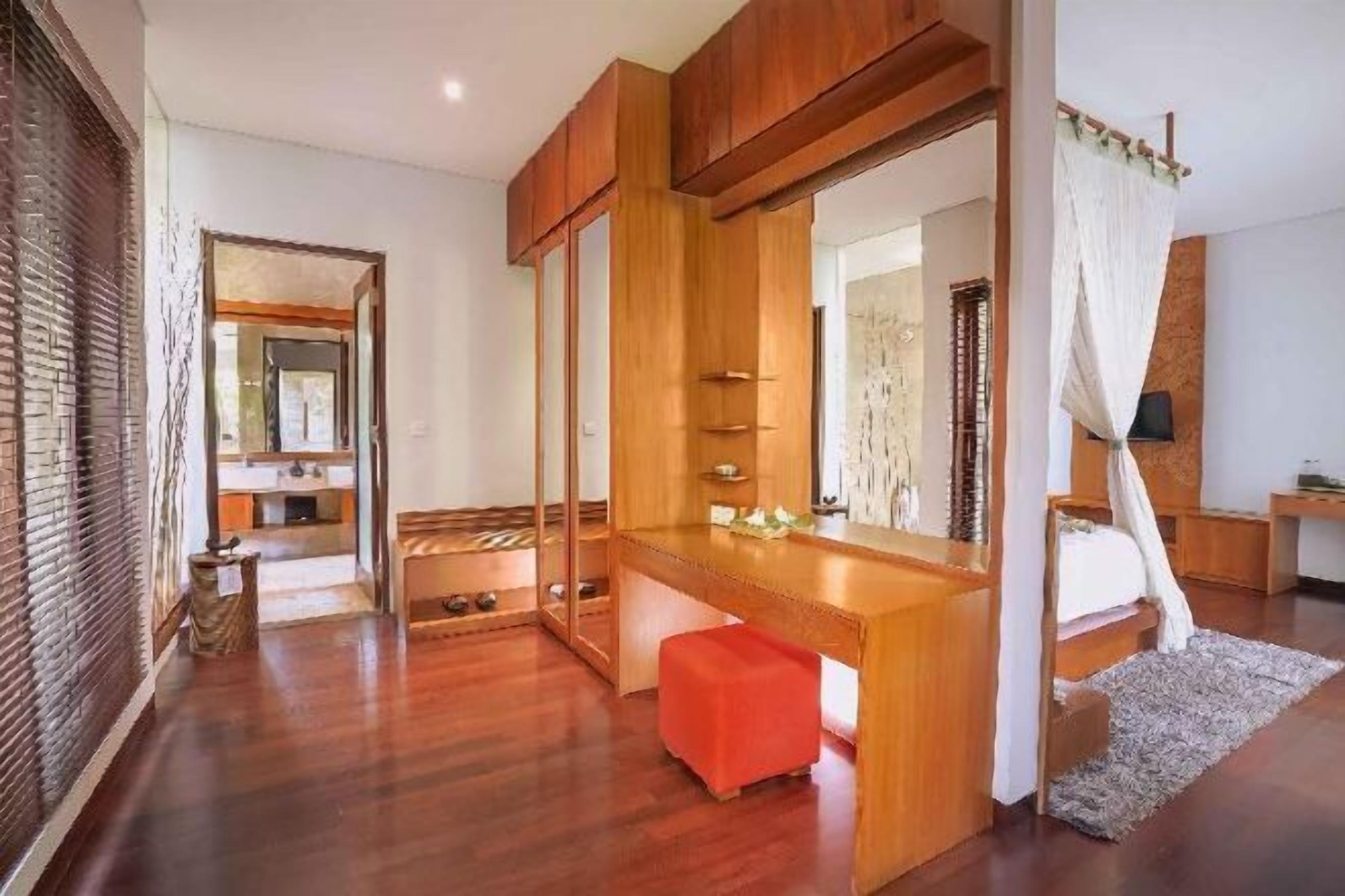 Minibar, brankas, meja kerja, dan ruang kerja ramah laptop