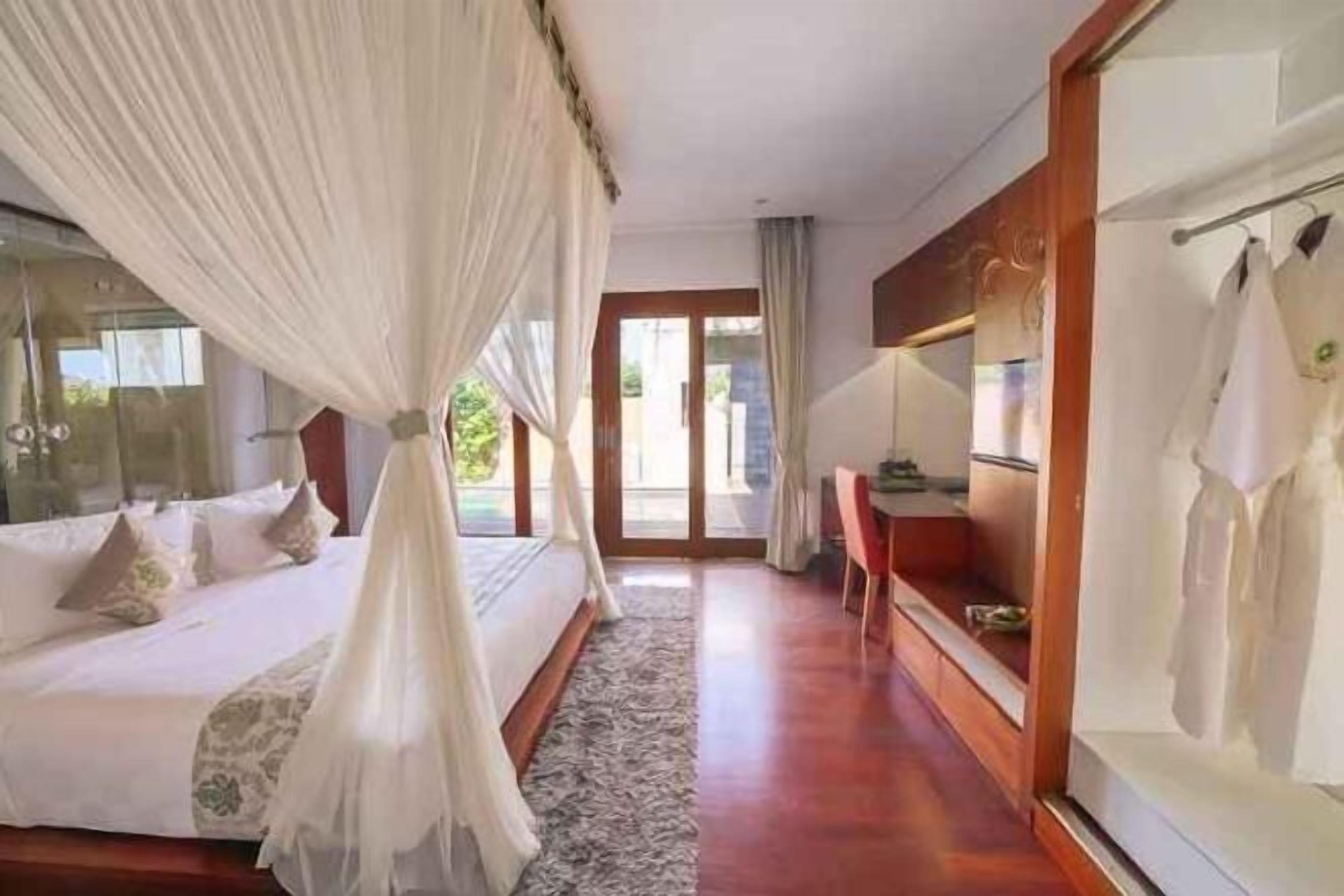 Minibar, coffres-forts dans les chambres, bureau