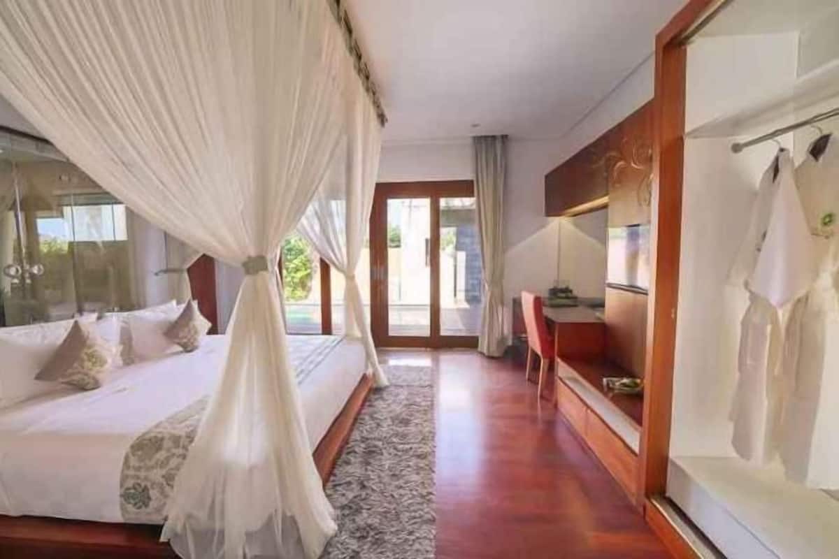 Minibar, in-room safe, desk, laptop workspace