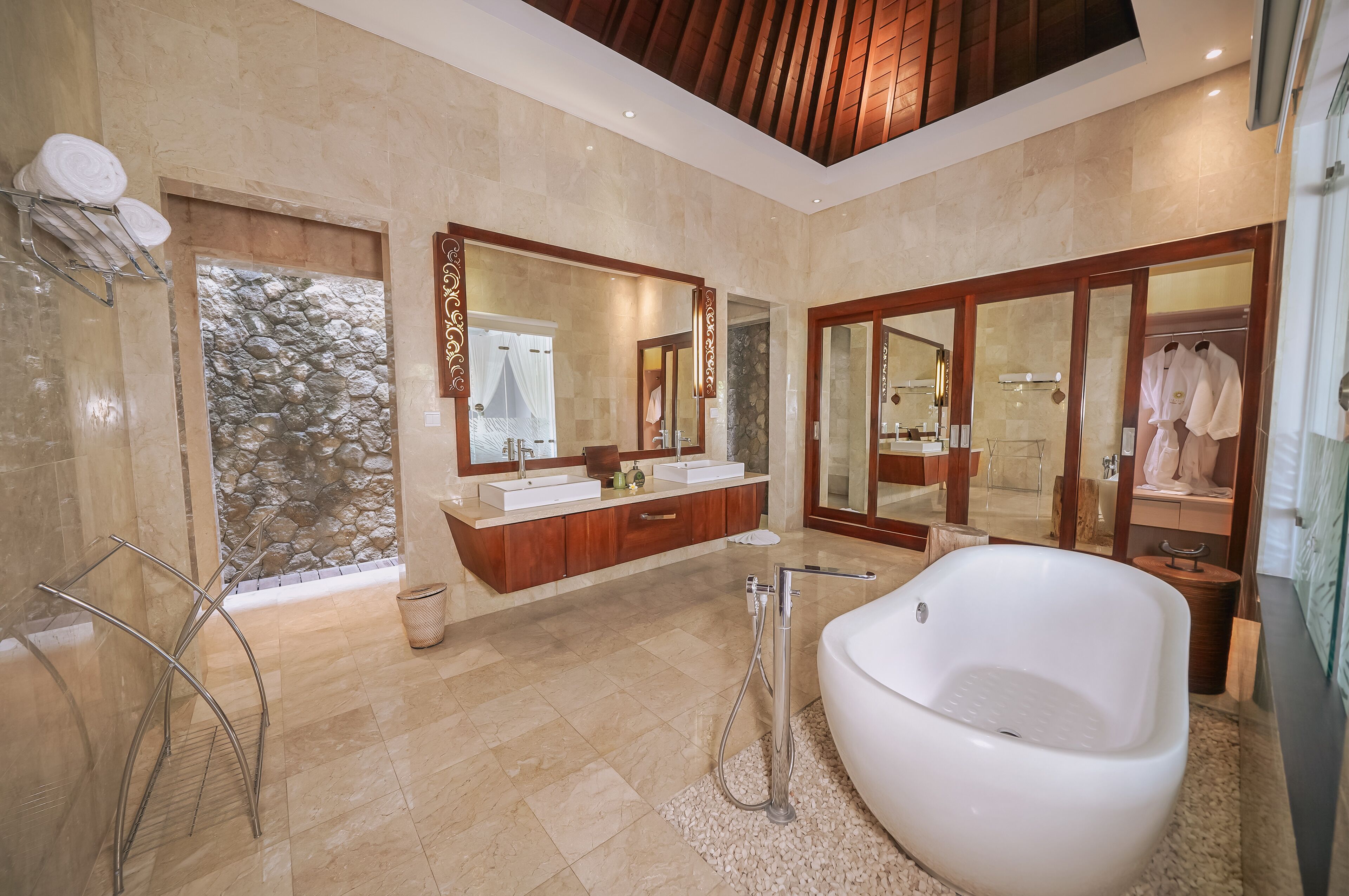 Three-bedroom Family Pool Villa | Kamar mandi | Bathtub dan shower terpisah dan perlengkapan mandi gratis