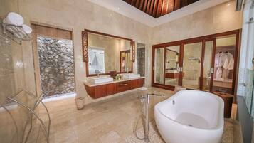 Three-bedroom Family Pool Villa | Kamar mandi | Bathtub dan shower terpisah dan perlengkapan mandi gratis