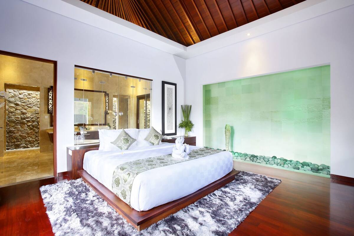 Minibar, in-room safe, desk, laptop workspace