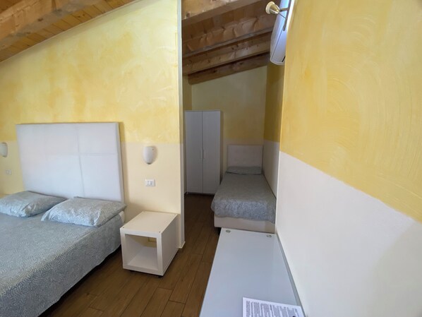 Habitación triple | Ropa de cama de alta calidad, escritorio y cortinas blackout 