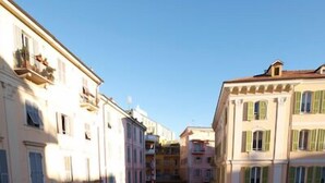 A crowded square with buildings on either side. - Via Mameli 5 Inn (Sanremo)
