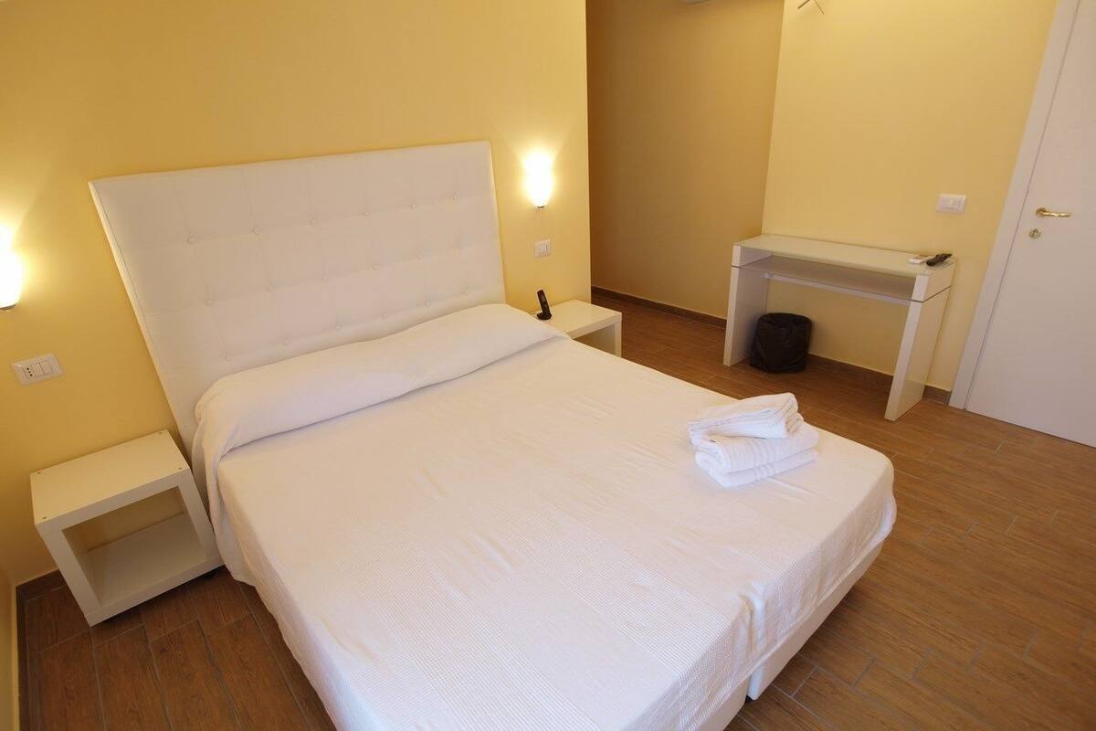 أغطية فراش متميزة ومكتب وستائر تعتيم وتجهيزات عازلة للصوت