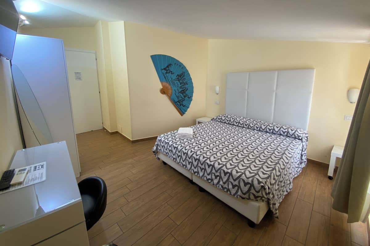 Habitación doble | Ropa de cama de alta calidad, escritorio y cortinas blackout