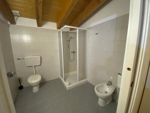 Chambre triple | Salle de bain | Douche, articles de toilette (gratuits), séchoir à cheveux, bidet