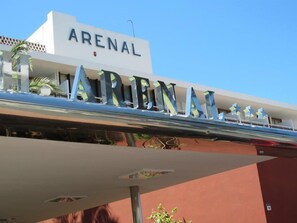 Een hotel genaamd 'ARENAL' met een opvallend bord.