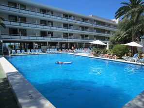 Seasonal outdoor pool, pool umbrellas, sun loungers - Arenal (Sant Antoni de Portmany)