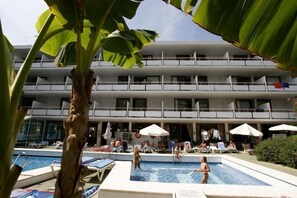 季節性室外游泳池，提供泳池遮陽傘和日光浴躺椅